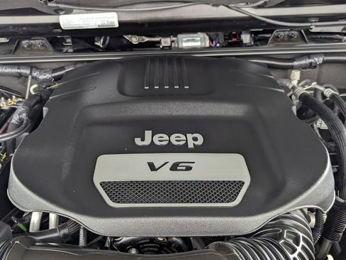 Used 2018 Jeep Wrangler Unlimited Sahara image 11