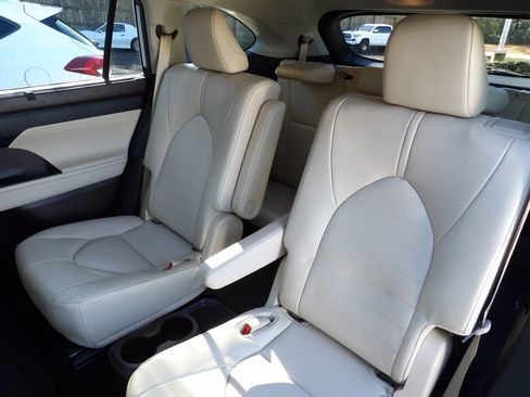 Used 2022 Toyota Highlander XLE image 24