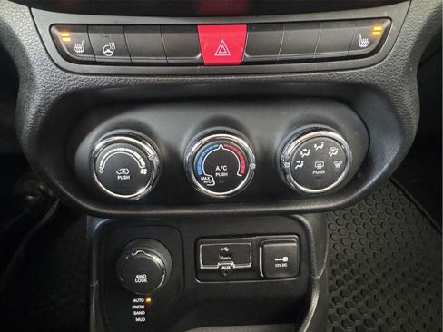Used 2017 Jeep Renegade Latitude w/ Cold Weather Group AWD/4WD image 22