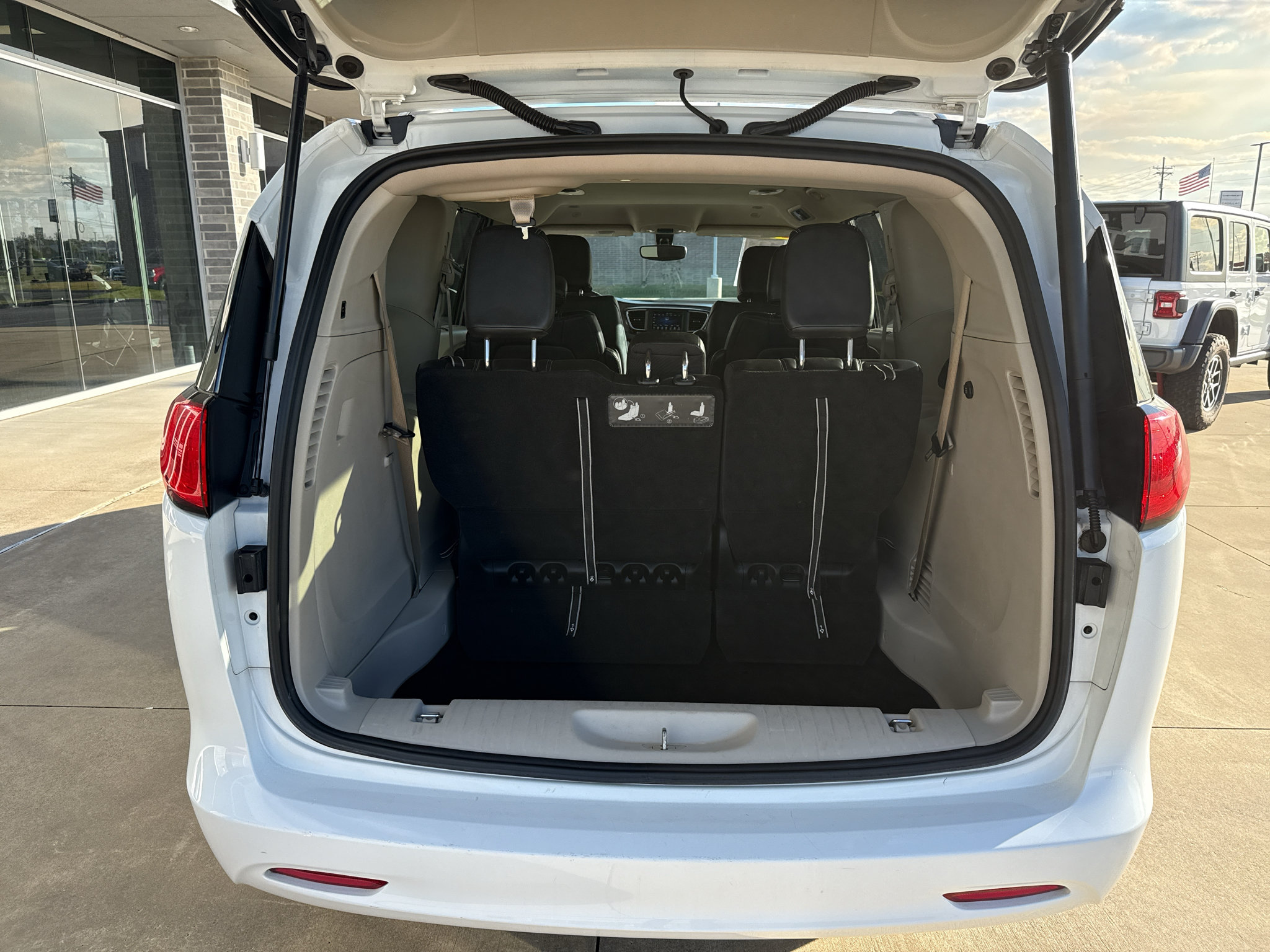 Used 2020 Chrysler Voyager Lxi FWD image 17