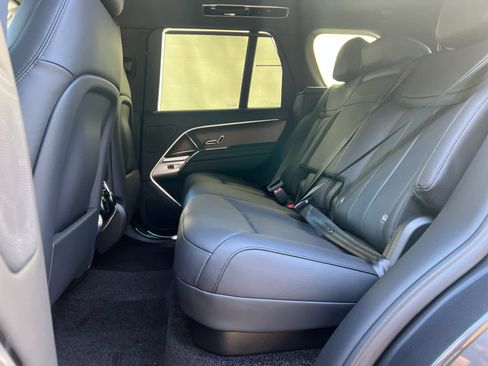 Certified 2025 Land Rover Range Rover SE image 16