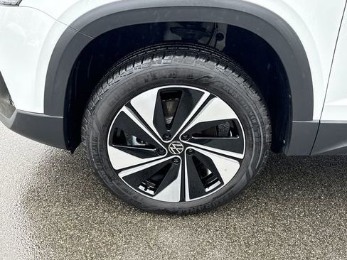 Certified 2025 Volkswagen Taos SE w/ Panoramic Sunroof Package image 10