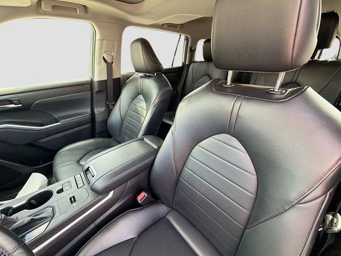 Used 2022 Toyota Highlander XLE AWD/4WD image 11