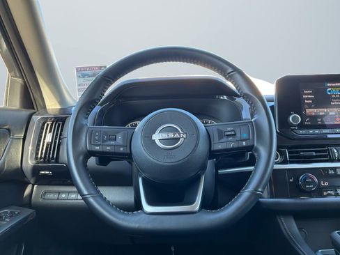 Used 2024 Nissan Pathfinder SV w/ SV Premium Package FWD image 11