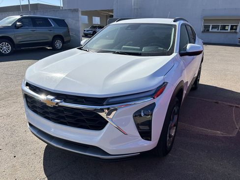 Used 2025 Chevrolet Trax LT image 2