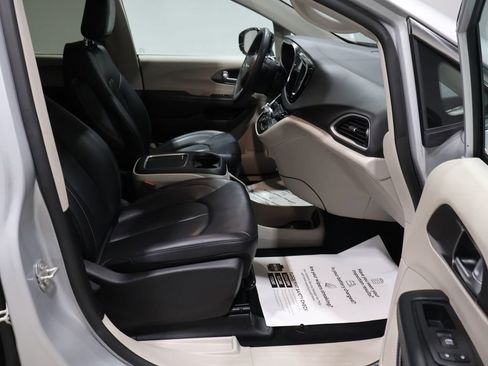 Used 2024 Chrysler Pacifica Touring-L image 21