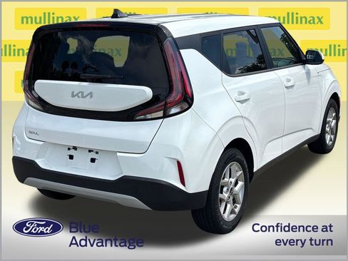 Used 2023 Kia Soul LX w/ Option Group 015 FWD image 4