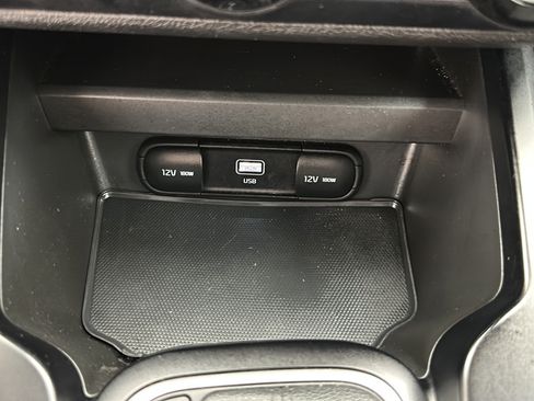 Used 2025 Kia Soul LX w/ LX Technology Package FWD image 19