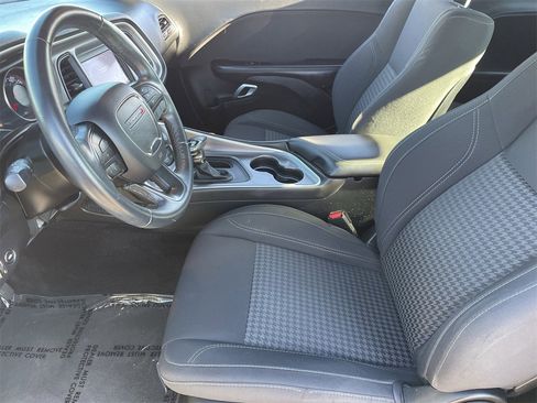 Used 2019 Dodge Challenger SXT image 21