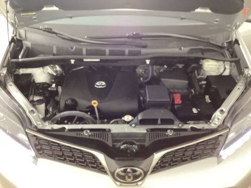 Used 2020 Toyota Sienna SE FWD image 40
