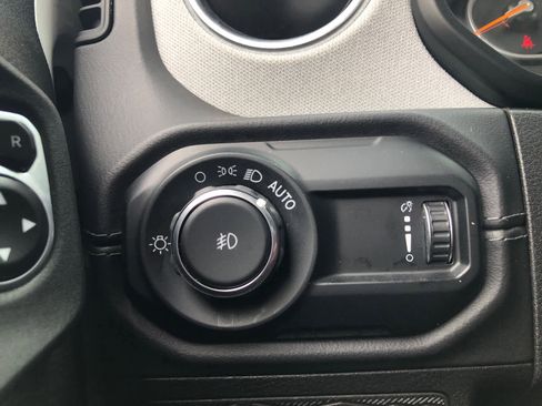 Used 2025 Jeep Wrangler Unlimited Sahara AWD/4WD image 9
