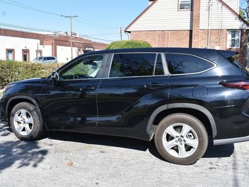 Used 2025 Toyota Highlander LE FWD image 5