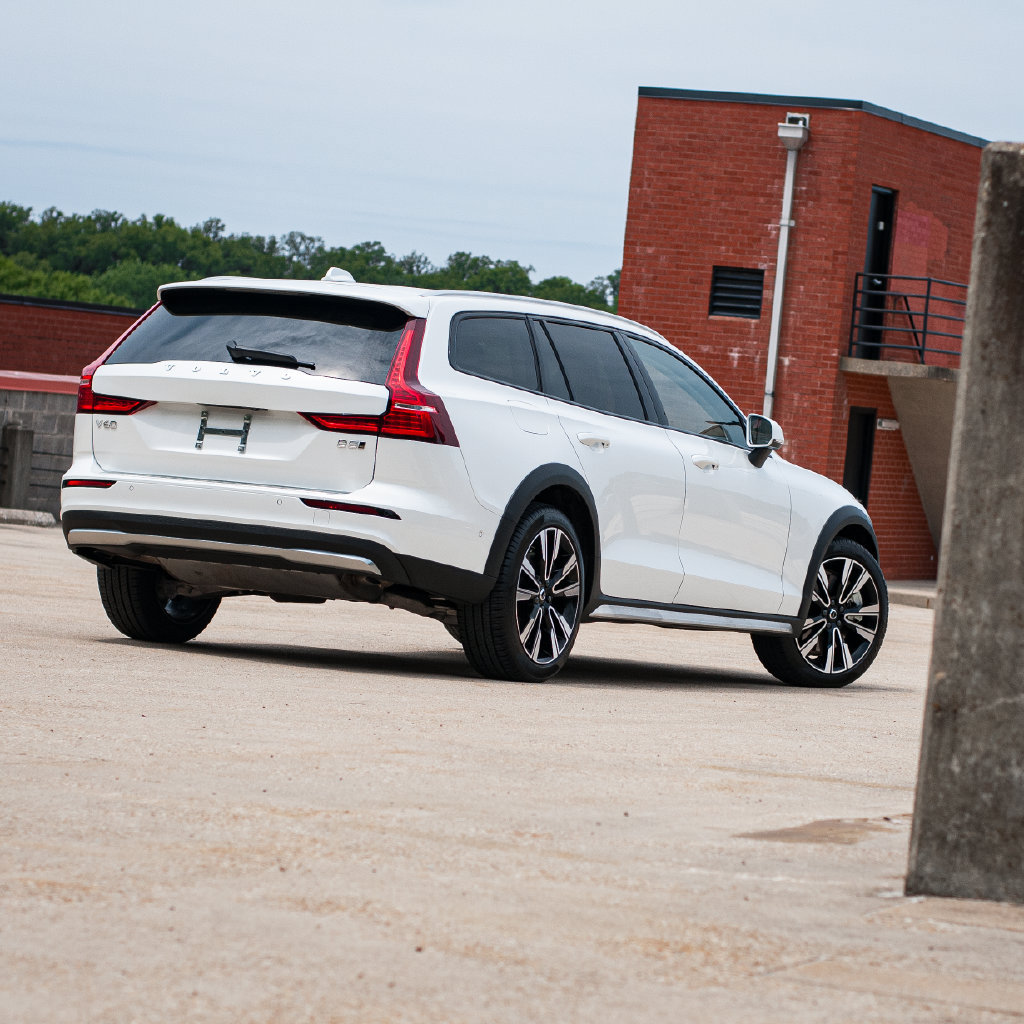 Certified 2026 Volvo V60 B5 Cross Country Ultra w/ Protection Package Premier AWD/4WD image 10