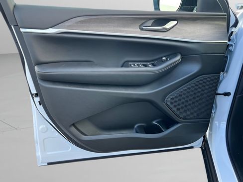 New 2026 Jeep Grand Cherokee Altitude AWD/4WD image 6
