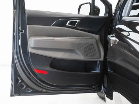 Used 2025 Kia Carnival FWD image 9