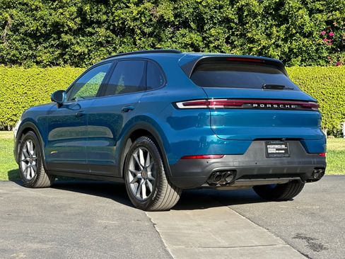 Certified 2025 Porsche Cayenne image 3