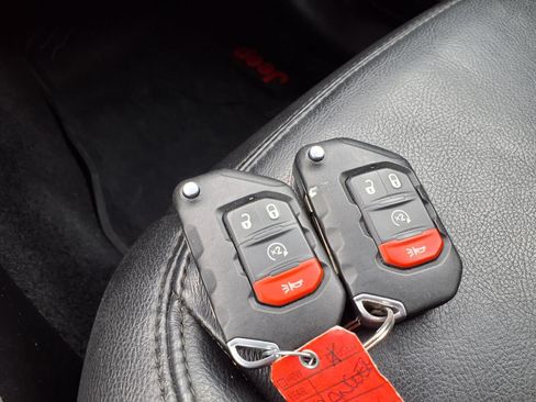 Used 2021 Jeep Wrangler Unlimited Sahara AWD/4WD image 15