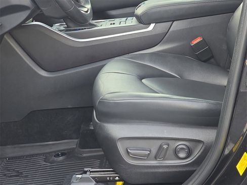 Used 2022 Toyota Highlander XLE image 34