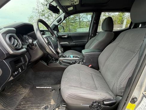 Used 2016 Toyota Tacoma TRD Off-Road w/ Premium & Technology Package image 12