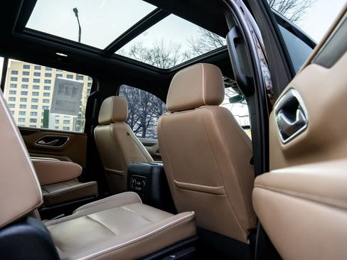 Used 2021 Chevrolet Tahoe Premier w/ Premium Package image 18