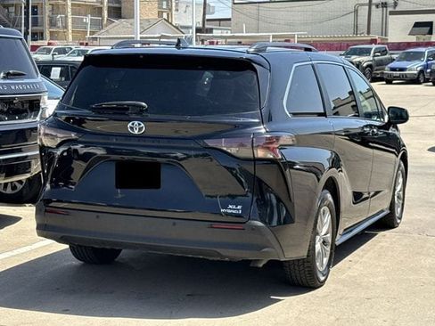Used 2024 Toyota Sienna XLE FWD image 4