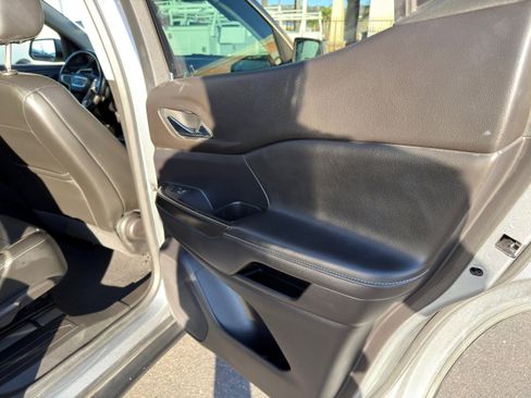 Used 2023 GMC Acadia SLT image 13