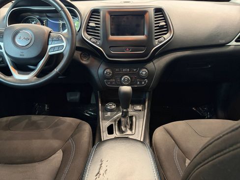 Used 2019 Jeep Cherokee Latitude AWD/4WD image 17