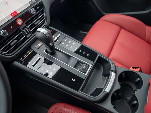 New 2026 Porsche Macan image 21