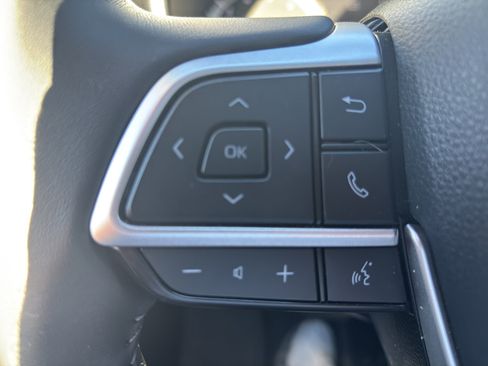 Used 2024 Toyota Highlander XLE image 3