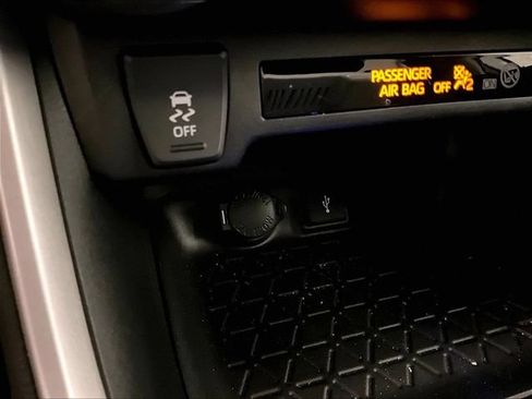Used 2021 Toyota RAV4 LE AWD/4WD image 31