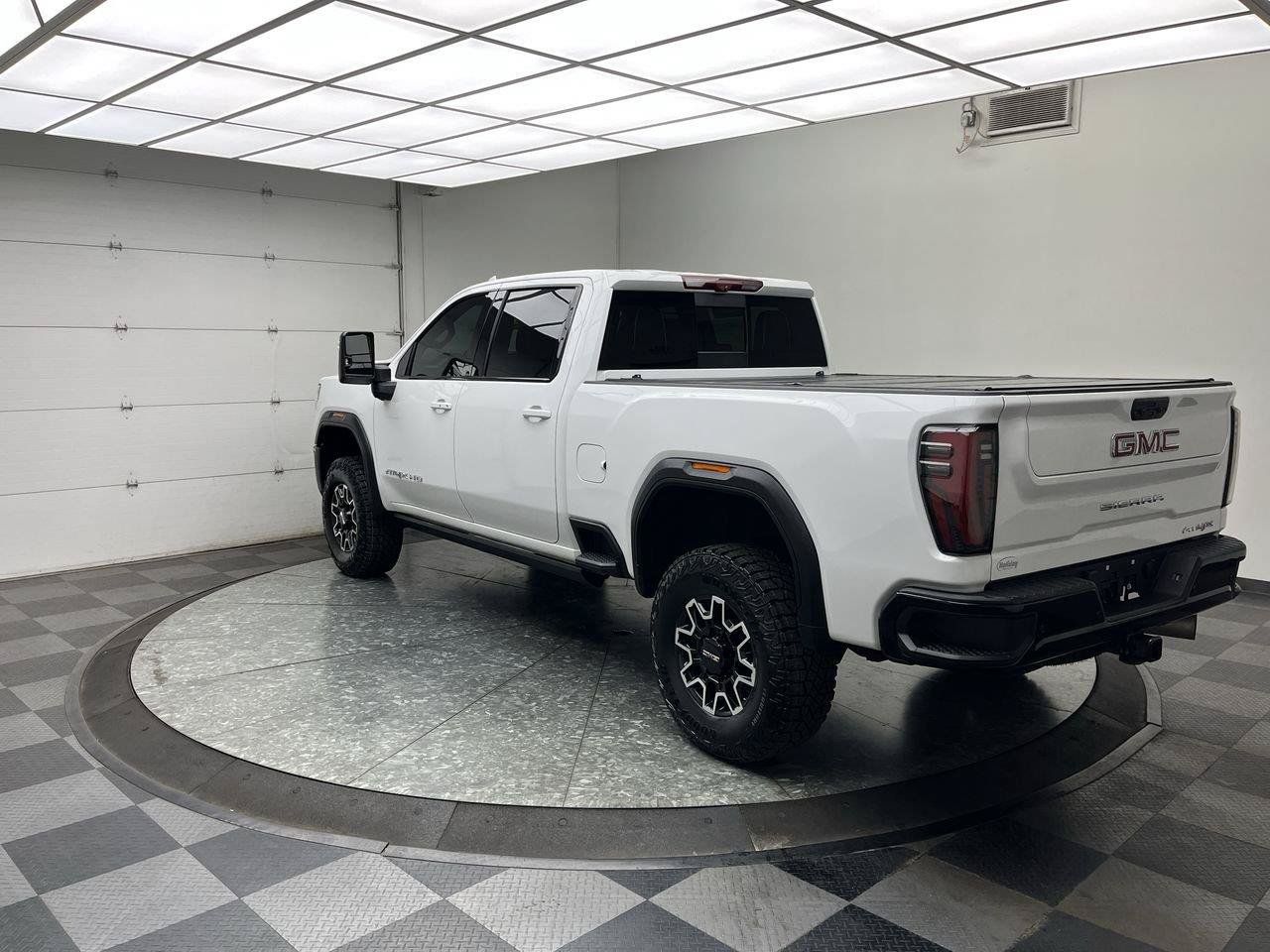 Used 2024 GMC Sierra 2500 AT4X AWD/4WD image 2