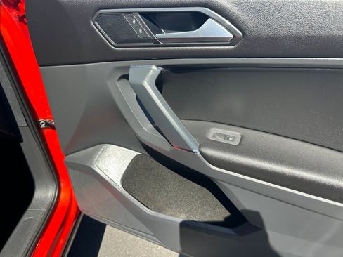 Used 2018 Volkswagen Tiguan SEL FWD image 16