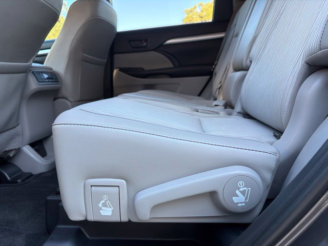 Used 2019 Toyota Highlander Plus FWD image 30