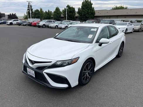 Used 2024 Toyota Camry SE FWD image 1