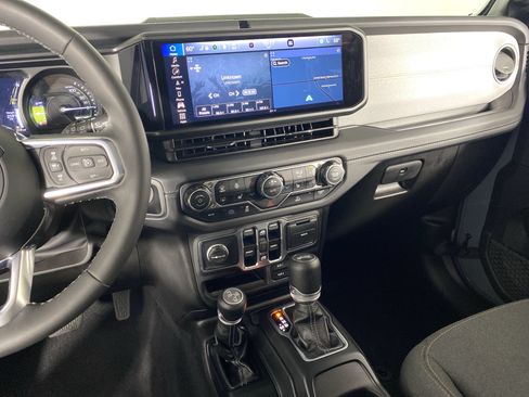 Used 2025 Jeep Wrangler Unlimited Sahara AWD/4WD image 29