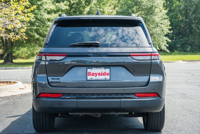 Used 2023 Jeep Grand Cherokee Altitude AWD/4WD image 12