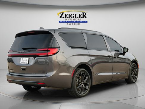 Used 2023 Chrysler Pacifica Limited w/ S Appearance Package AWD/4WD image 8
