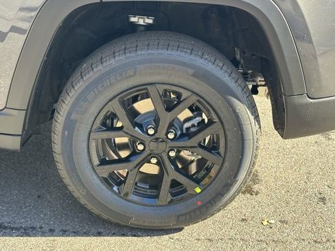 New 2025 Jeep Grand Cherokee Altitude image 18