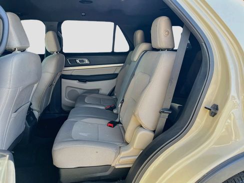 Used 2018 Ford Explorer XLT w/ Equipment Group 201A FWD image 22