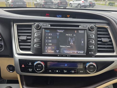 Used 2019 Toyota Highlander XLE image 21