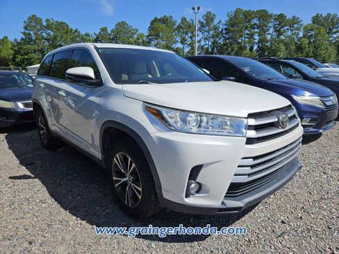 Used 2019 Toyota Highlander Plus FWD image 5