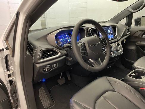 New 2026 Chrysler Pacifica Select AWD/4WD image 13