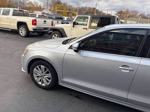 Used 2015 Volkswagen Jetta Sport FWD image 4