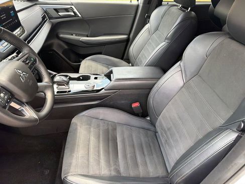 Used 2025 Mitsubishi Outlander SE FWD image 9