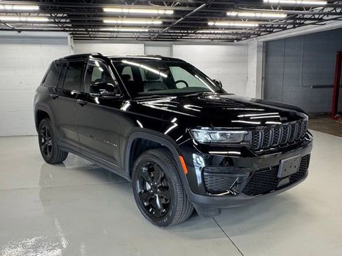 Used 2023 Jeep Grand Cherokee Altitude AWD/4WD image 6