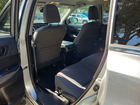 Used 2019 Toyota Highlander LE FWD image 8