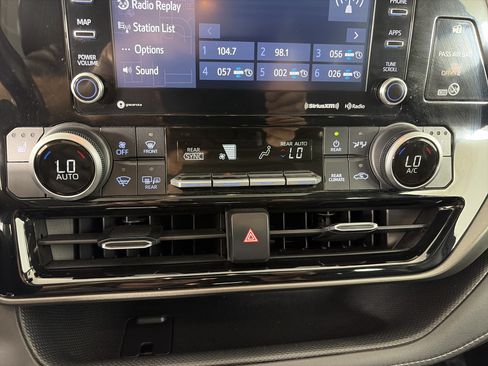 Used 2021 Toyota Highlander XLE AWD/4WD image 23