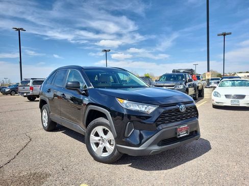 Used 2021 Toyota RAV4 LE AWD/4WD image 2
