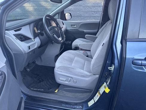 Used 2017 Toyota Sienna LE AWD/4WD image 9