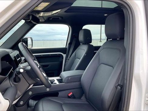 Used 2025 Land Rover Defender 110 S image 30